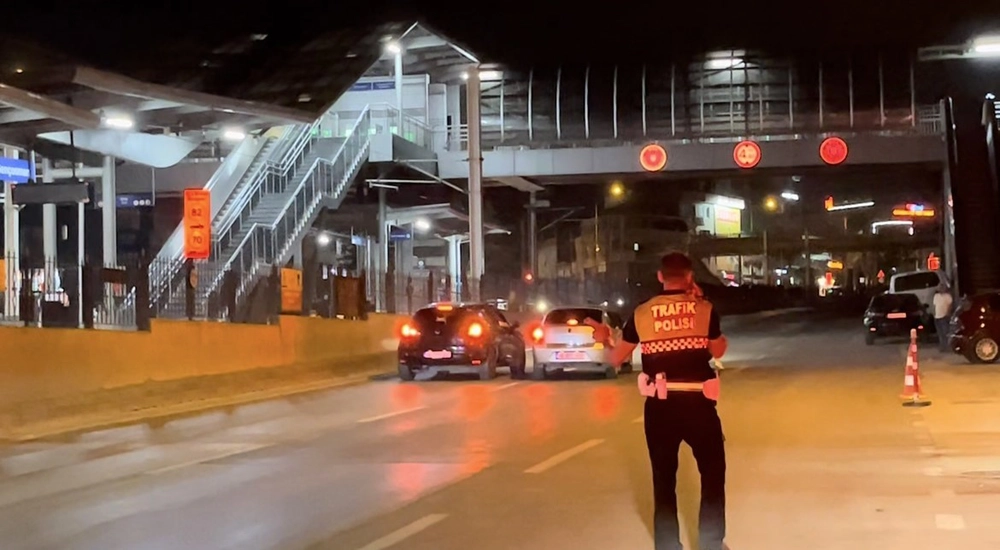 Bursa'da Polisin Gözü Önünde Alkollü Sürücü Müşteri Aracıyla Trafiği Tehlikeye Attı