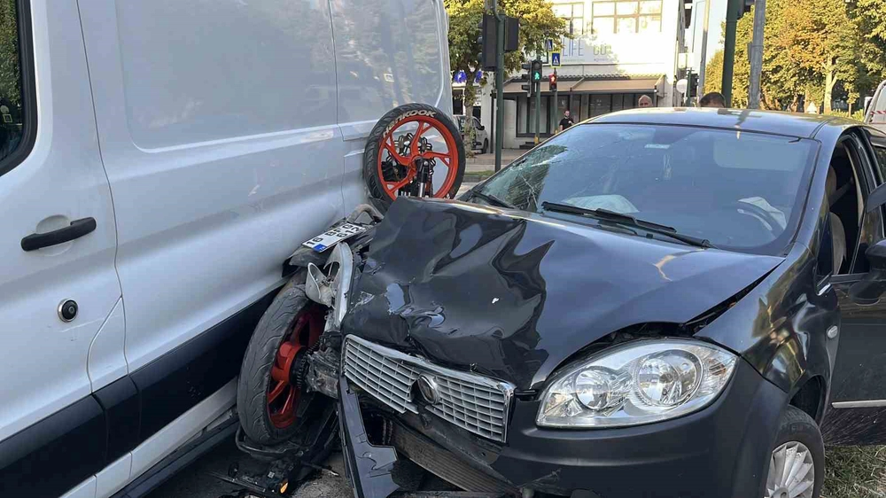 Bursa'da Motosiklet İki Araç Arasında Sıkıştı: Sürücü Ağır Yaralı