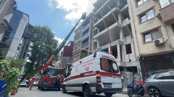 Çatıdaki çıplak şahıs intihar paniği yarattı: Turist çıktı