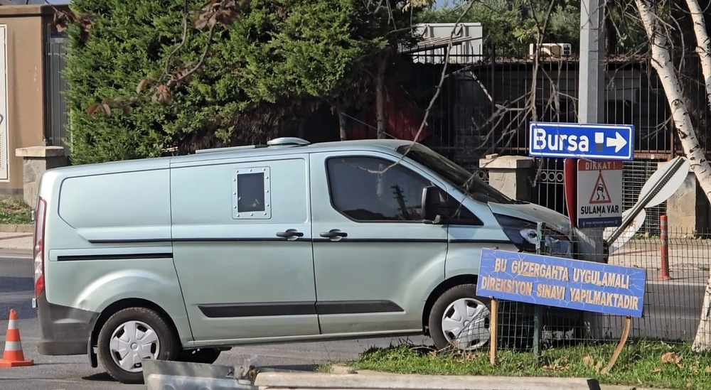 Mudanya'da Zırhlı Araç Elektrik Direğine Çarptı