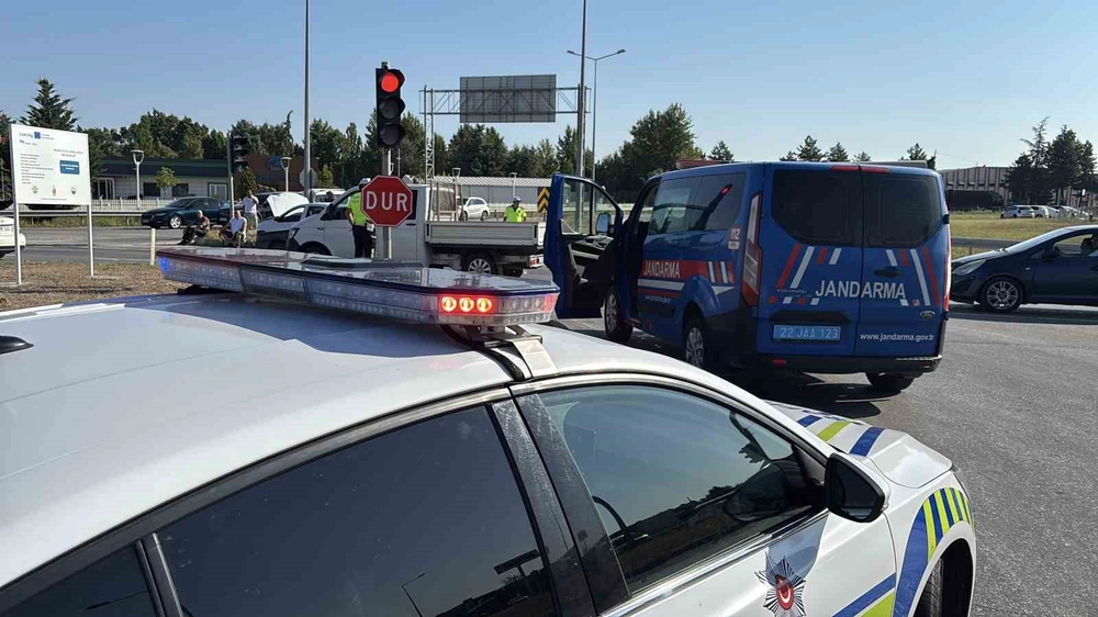 Edirne-Havsa kara yolunda kavşakta iki otomobil çarpıştı, 2 kişi yaralandı