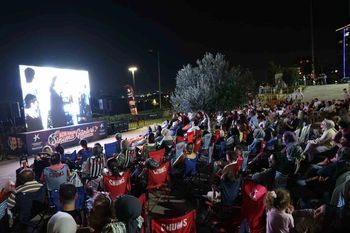 Küçükçekmece'de Açık Hava Sinema Günleri Neşeli Günler ile Başladı