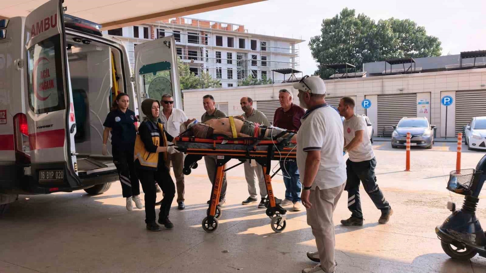 İnegöl'de Traktör Uçuruma Yuvarlandı: 66 Yaşındaki Sürücü Ağır Yaralandı