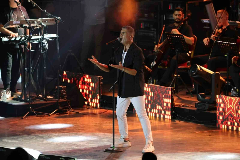 Özcan Deniz ile Bursa Festivali Görkemli Finale İmza Attı