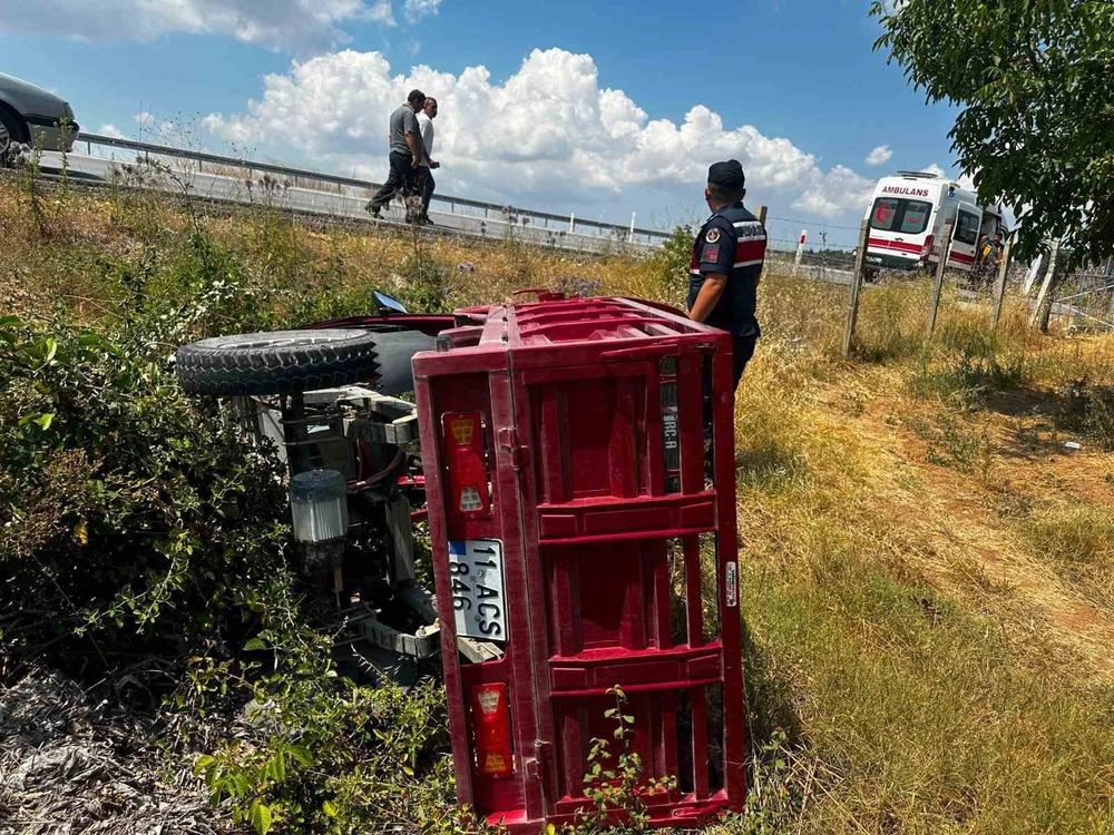 Bilecik'te Elektrikli Motosiklet Şarampole Devrildi Sürücü Yaralandı