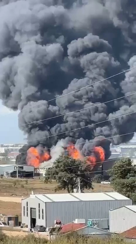 Gebze'de Tesiste Çıkan Yangın Gökyüzünü Kapladı