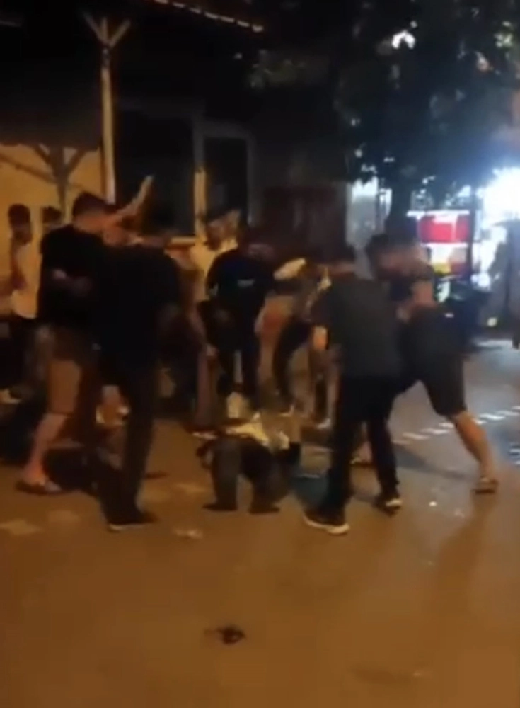 Kadını Darp Eden Adam Mahallelinin Saldırısına Uğradı O Anlar Kamerada