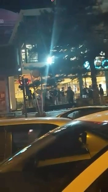 Bursa'da Kafe Önünde Gruplar Arası Kavga Kamerada