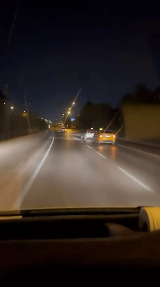 Bursa'da Taksiciler Aracı Sıkıştırdı, O Anlar Kamerada