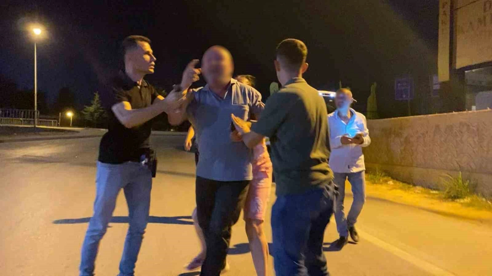 Alkollü sürücü cezaya kızdı, gazeteciye mermer fırlattı