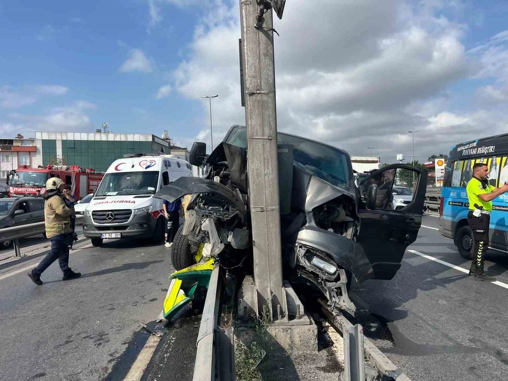 Küçükçekmece'de Yaz Kursu Servisi Kaza Geçirdi 12 Çocuk Yaralandı
