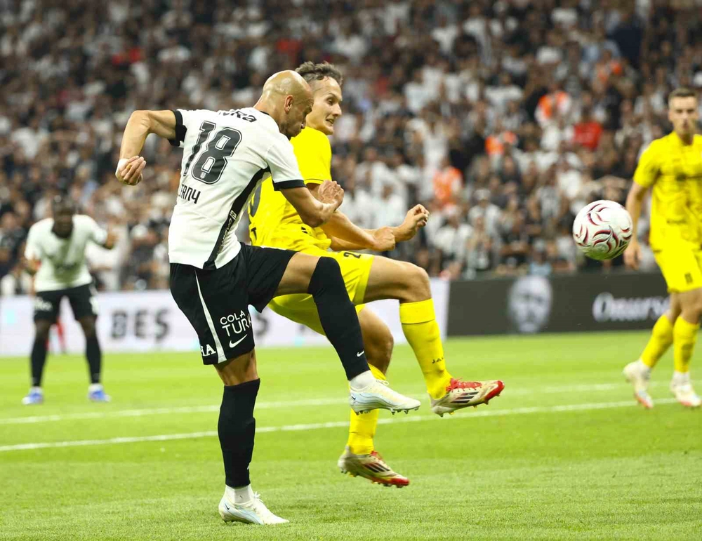 Beşiktaş Hradec Kralove Karşısında İlk Yarıyı Önde Kapattı