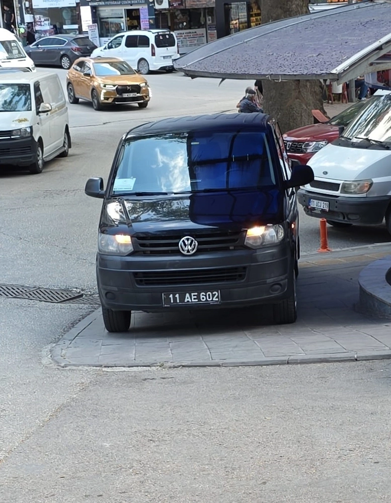Bilecik’te resmi araç kaldırıma park etti, yayalar tepkili