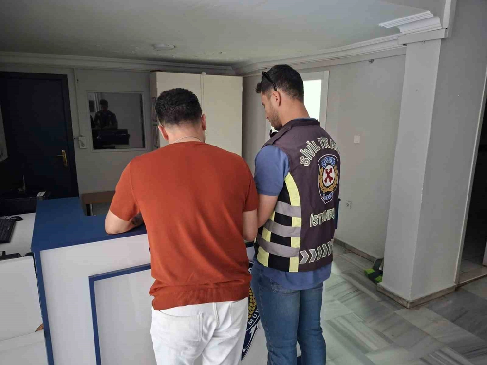 Fatih'te Yol Verme Tartışması Kavgaya Dönüştü: Kuryeye Tokat Atan Sürücü Gözaltında