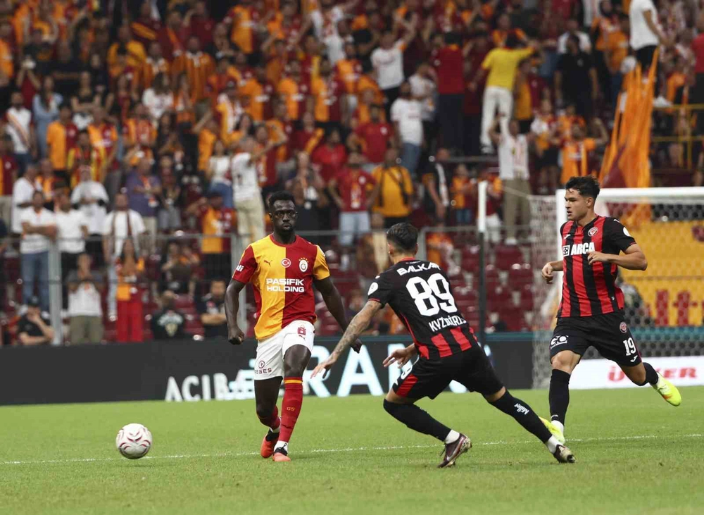 Galatasaray ile Çorum FK Arasındaki Açılış Maçında İlk 15 Dakika Golsüz Geçildi