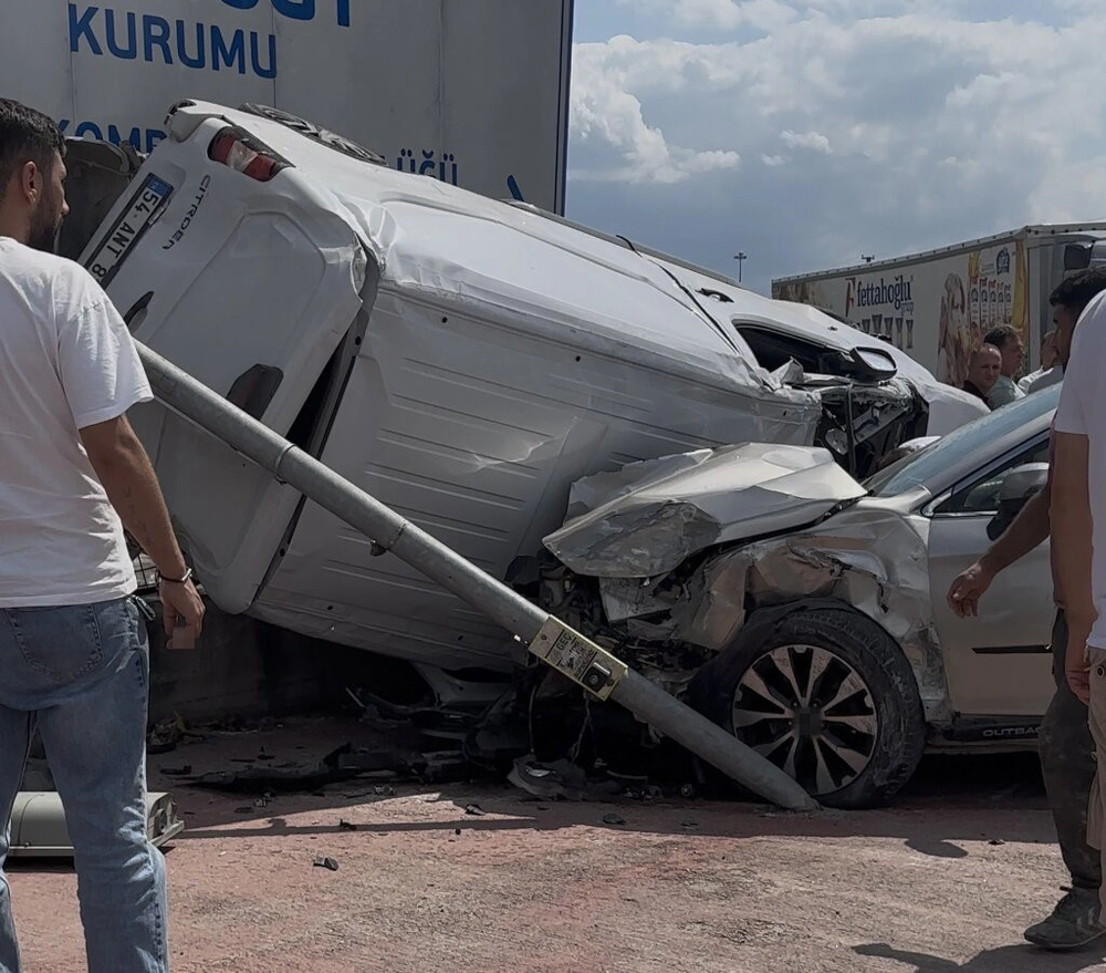 Sakarya'da Zincirleme Kaza: Panelvan Duvar ile SUV Arasında Sıkıştı