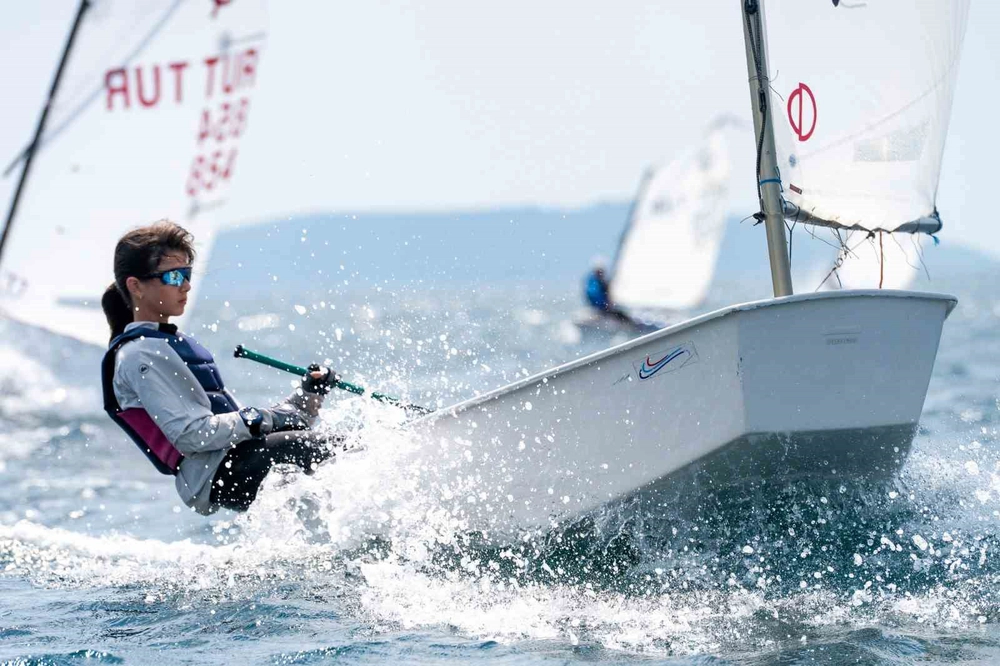 TAYK-Eker Olympos Regatta'da Genç Yelkenciler Marmara'da Rüzgarla Yarıştı