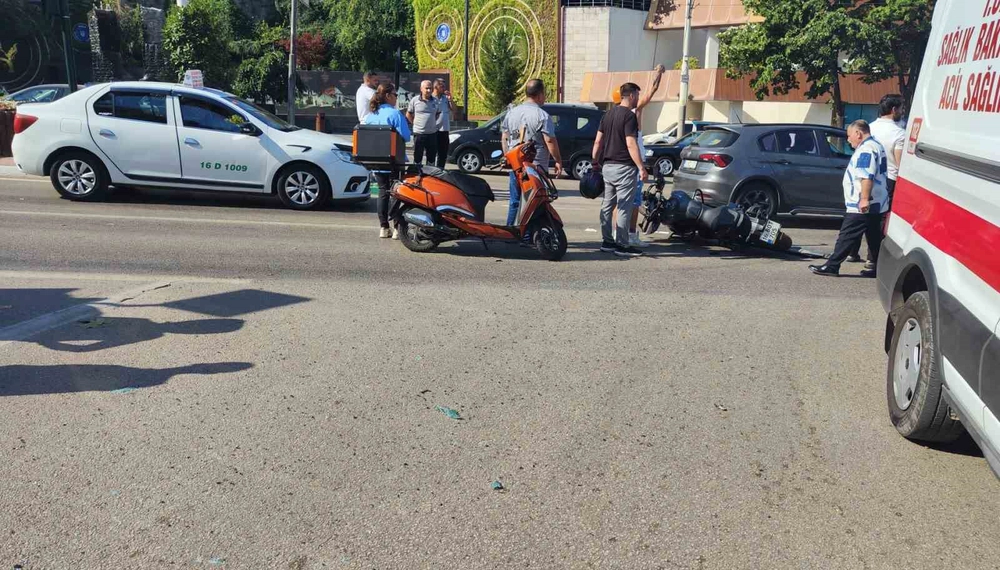 Bursa'da Motosiklet Ambulansla Çarpıştı: Sürücü Yaralandı