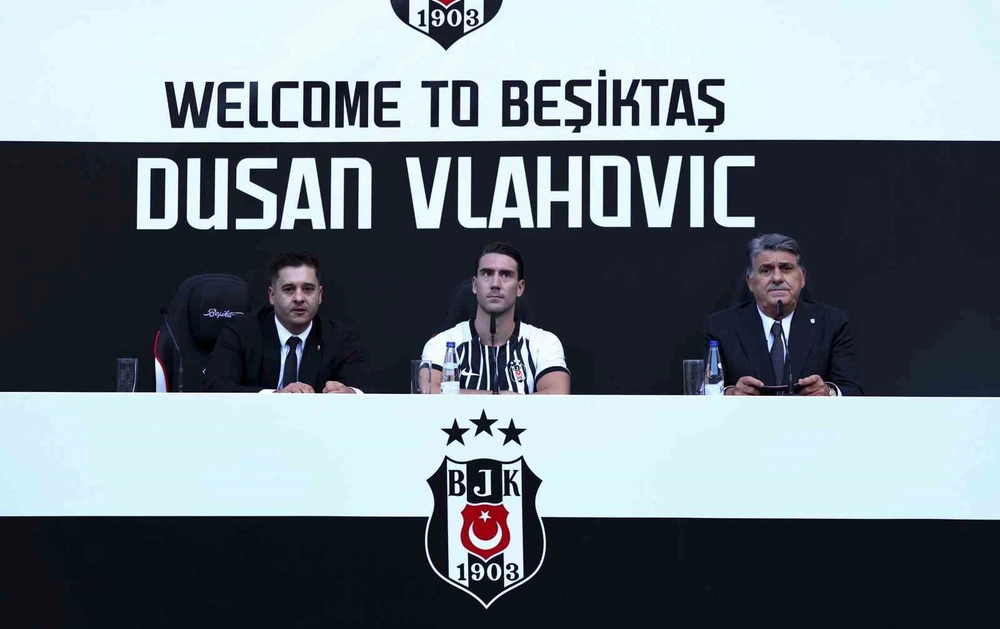 Beşiktaş'ta Vlahovic imza töreni coşkusu
