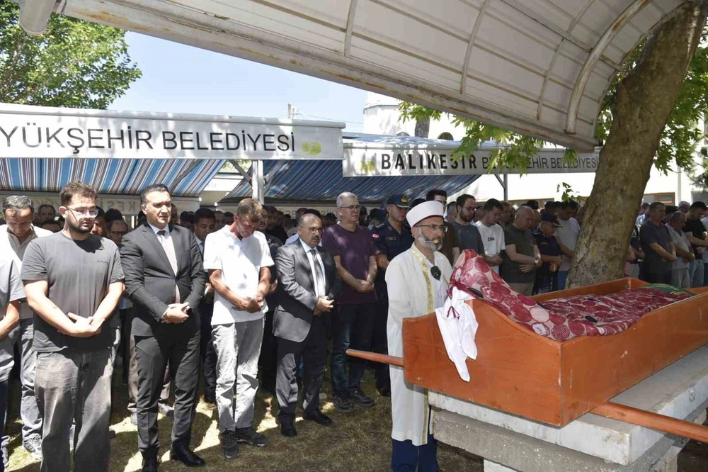 Balıkesir'de Trafik Kazasında Hayatını Kaybeden 14 Yaşındaki Serra Uyan Son Yolculuğuna Uğurlandı