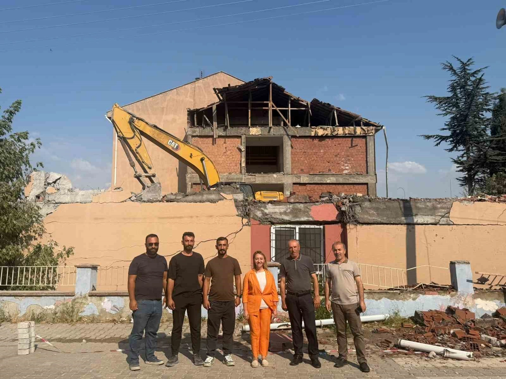 Deprem Riskli Atatürk Ortaokulunun Yıkımı Başladı