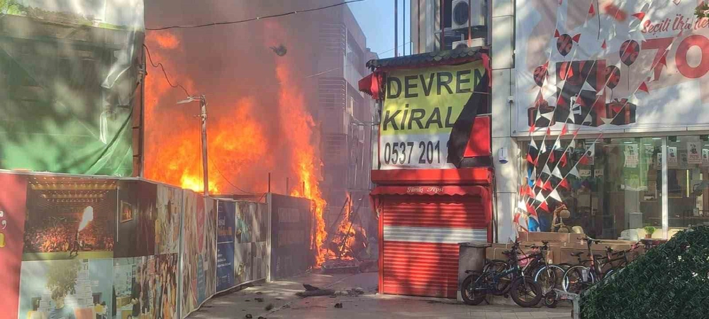 Gebze'de Konteyner Yangını İki İşletmeye Sıçradı, Mahalle Sakinleri Panik Yaşadı