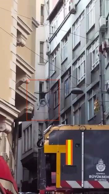Beyoğlu'nda uyuşturucu etkisindeki şahıs elektrik tellerinden hava minderine düştü