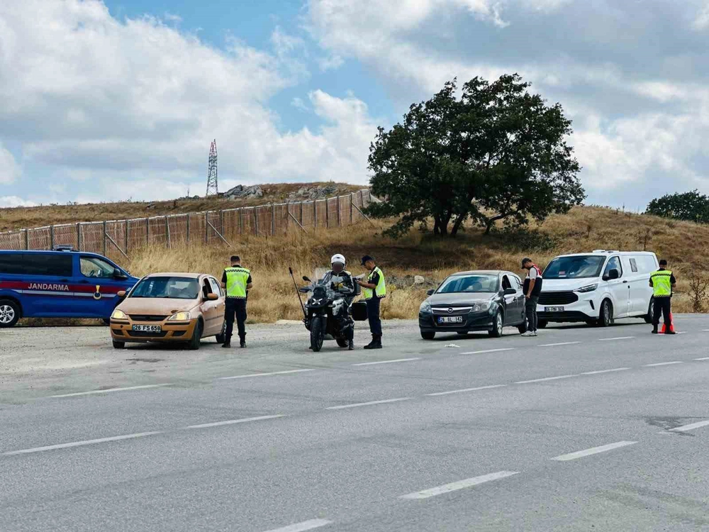 Bilecik'te Güven ve Huzur Uygulamasında 8 Yoklama Kaçağı Yakalandı