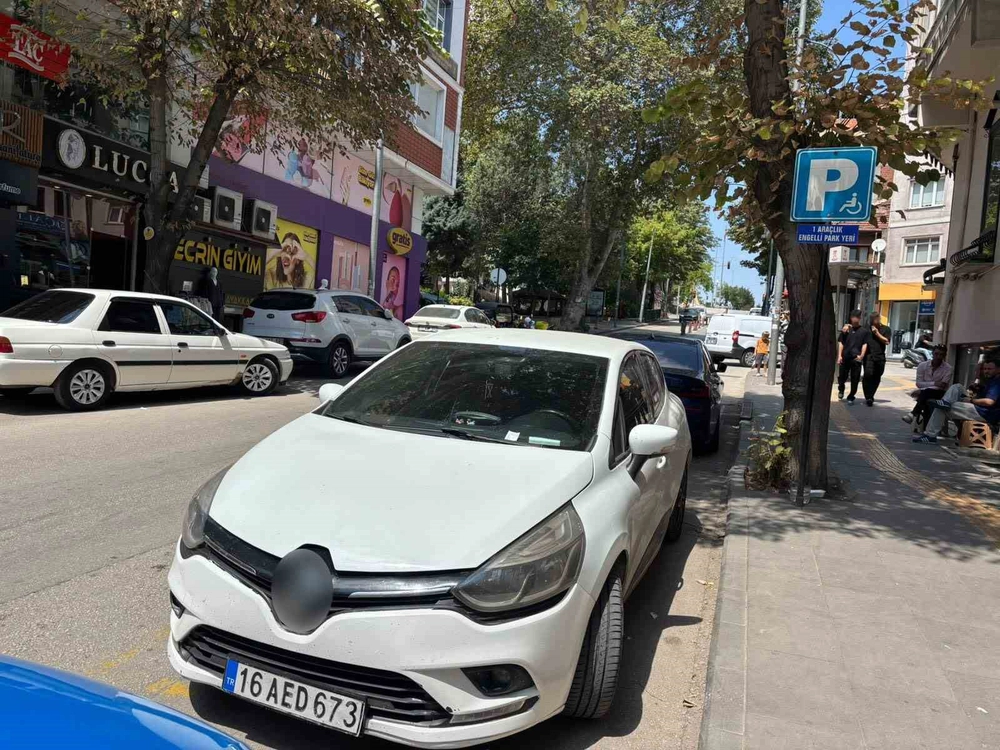 Bilecik'te Ters Yöne Giren Sürücü Engelli Park Yerine Park Etti