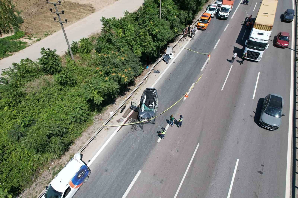 Tıra Arkadan Çarpan Otomobilin Tavanı Koptu Uzman Onbaşı Hayatını Kaybetti