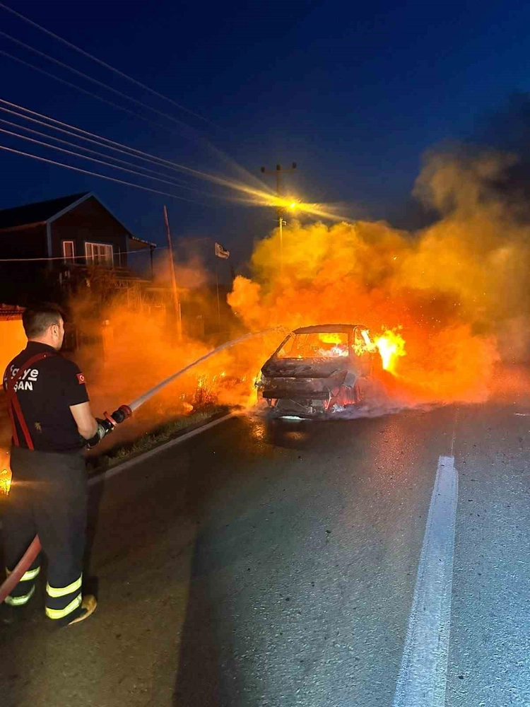 Keşan'da Seyir Halindeki Otomobil Alev Aldı, Kullanılamaz Hale Geldi