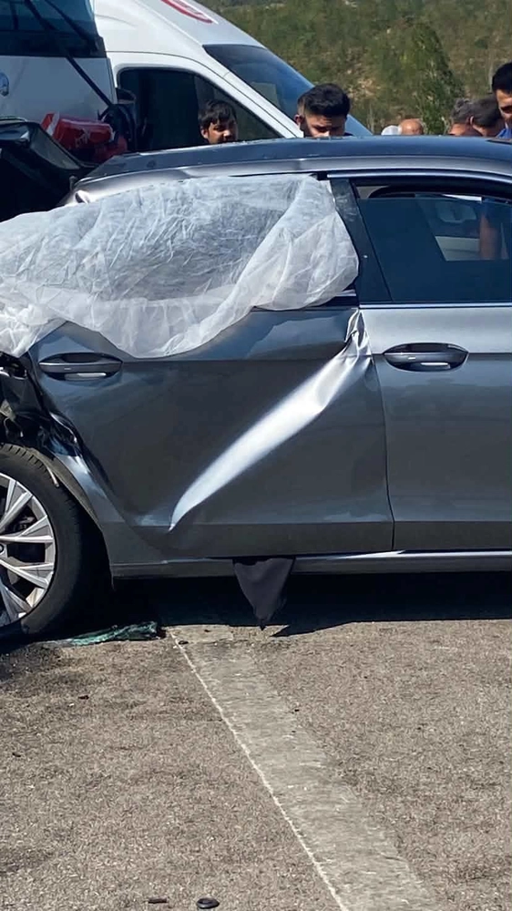 Bursa'da Kamyonet Otomobile Çarptı Yaşlı Kadın Hayatını Kaybetti