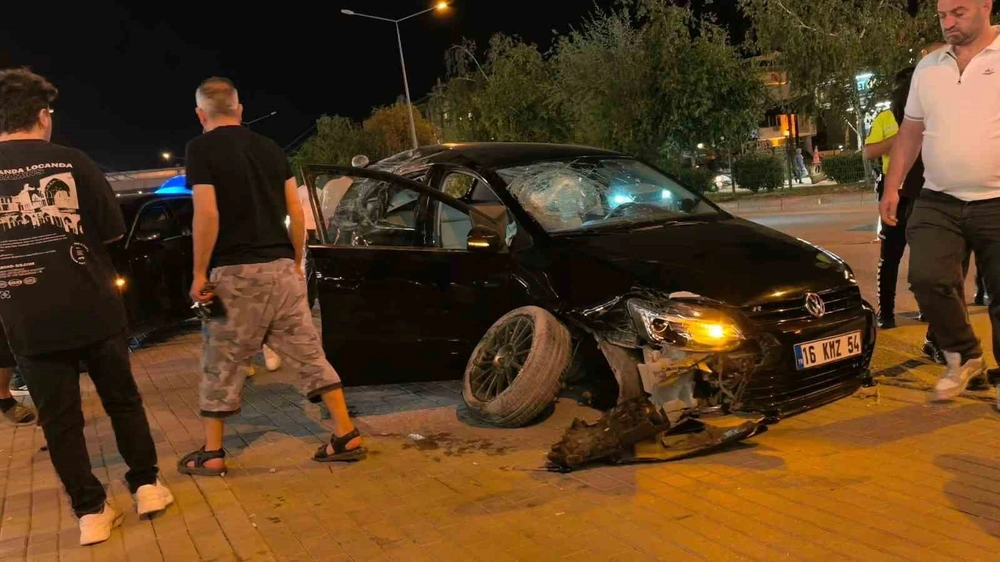 Kontrolden Çıkan Araç İki Otomobile Çarptı 2 Yaralı