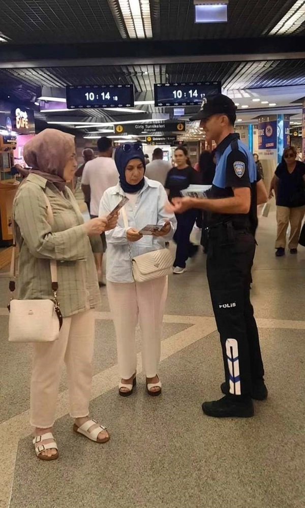 Bursa'da Polis Ekipleri Vatandaşlara Güvenlik Bilgilendirmesi Yaptı