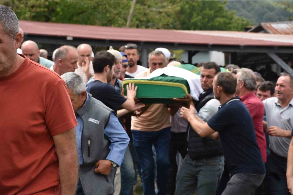 Sakarya'da Fındık Bahçesinde Kalp Krizi Geçiren Baba Toprağa Verildi