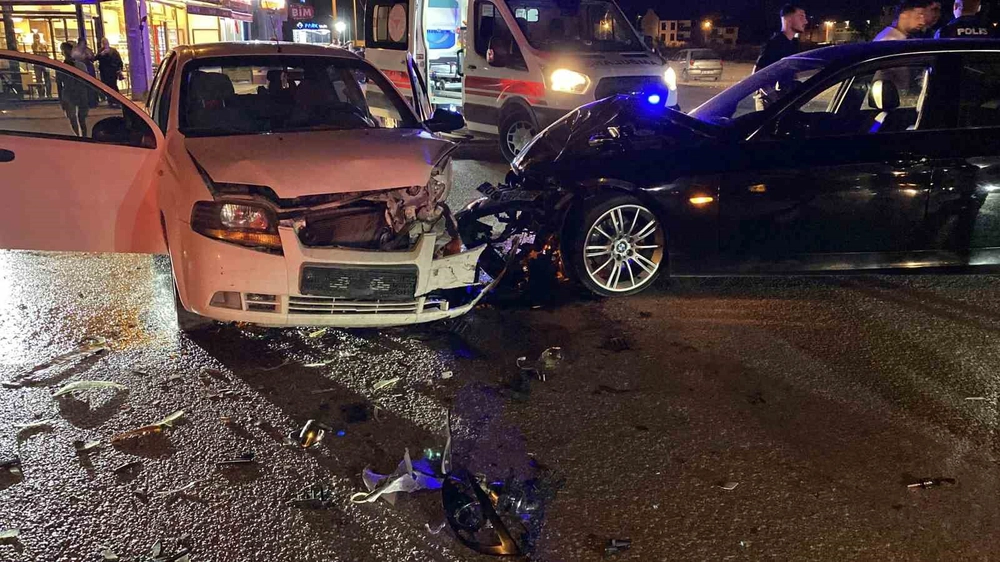 İnegöl'de Kafa Kafaya Çarpışma 2 Yaralı