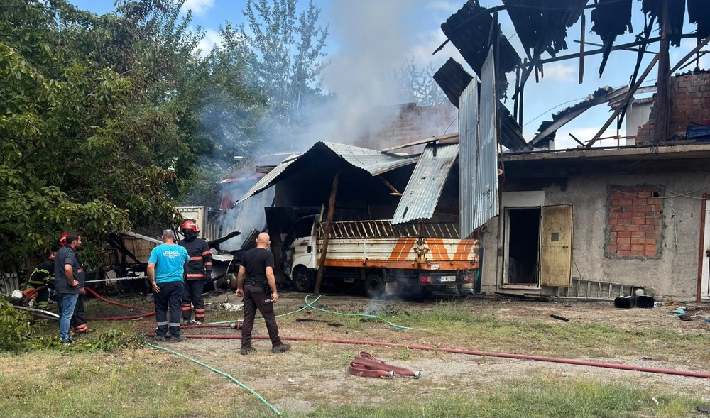 Sapanca'da Depo Yangını Kamyonete Sıçradı, Maddi Hasar Oluştu