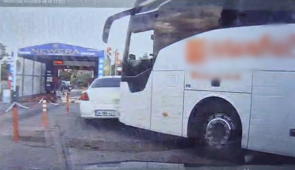 Yolcu Otobüsü Park Halindeki Otomobile Çarptı O Anlar Kamerada