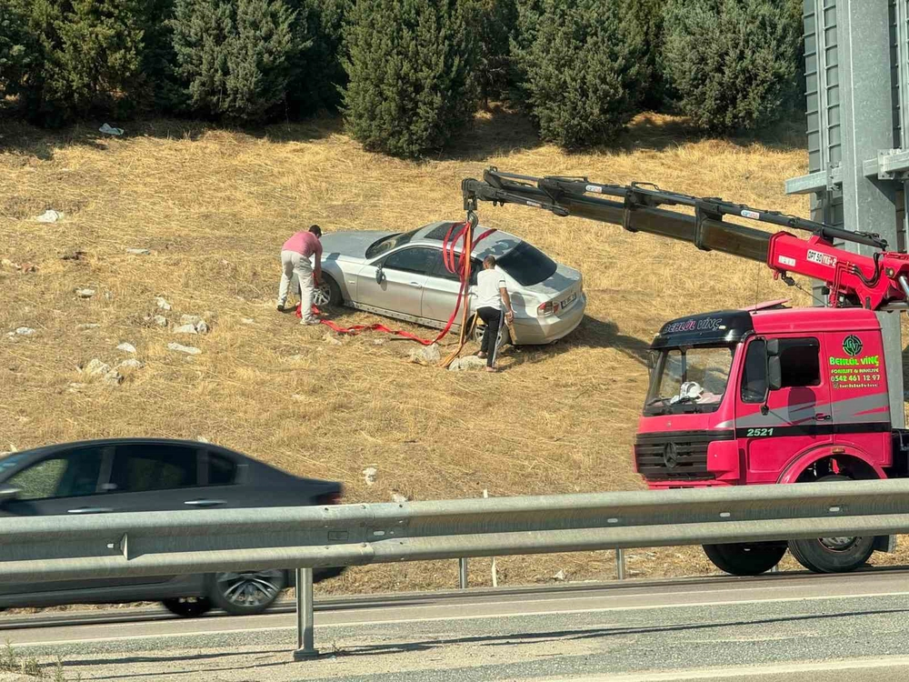 Bursa'da Otomobil Bariyerleri Aşıp Tarlaya Uçtu: Sürücü Yara Almadan Kurtuldu