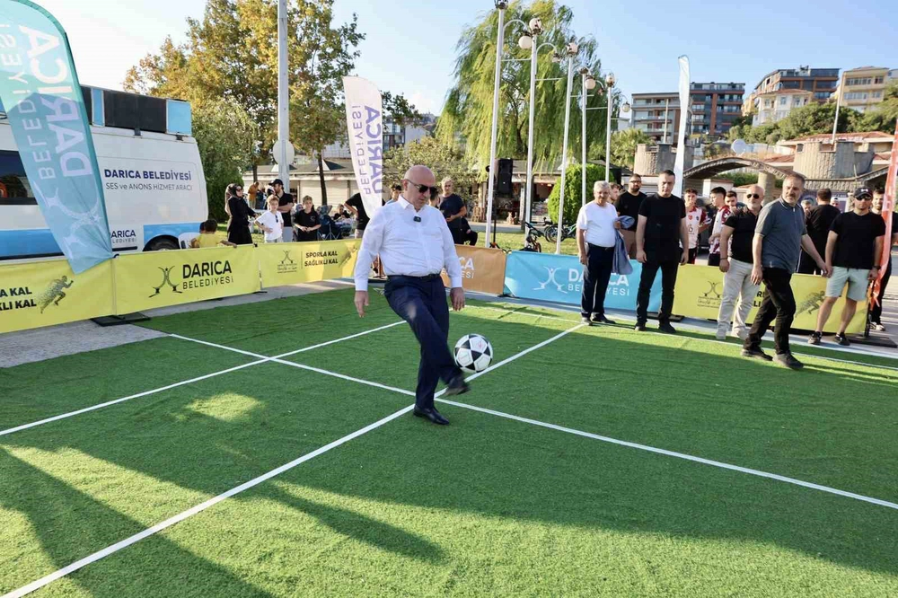 Darıca Belediye Başkanı Gençlerle Ayak Tenisi Oynadı