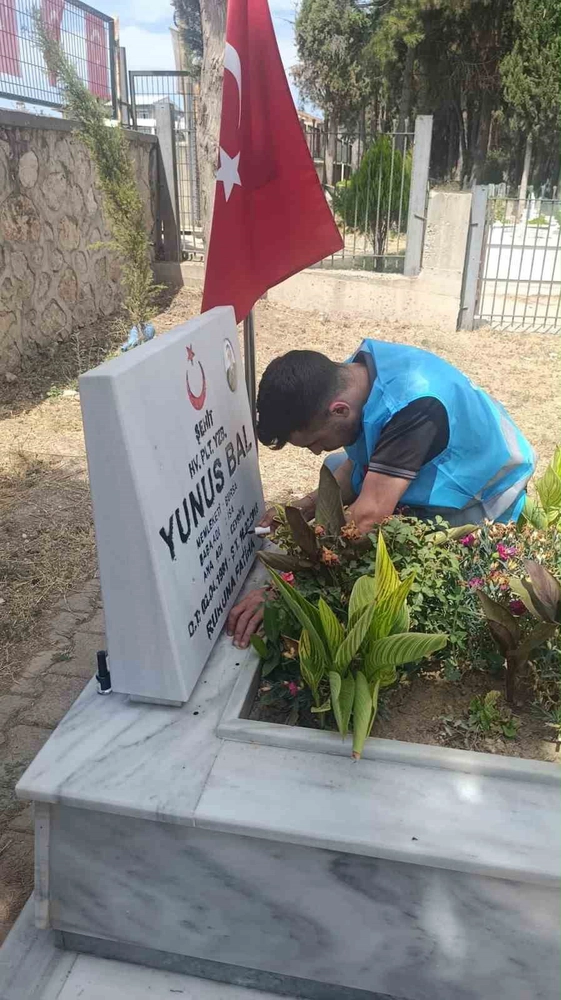 Yenişehir'de Gençler Şehitlikte Anlamlı Temizlik Etkinliği Gerçekleştirdi