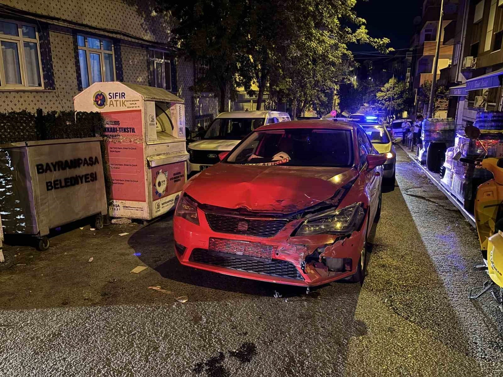 Bayrampaşa'da Ambulans ile Otomobil Çarpıştı: 3 Sağlık Personeli Yaralandı