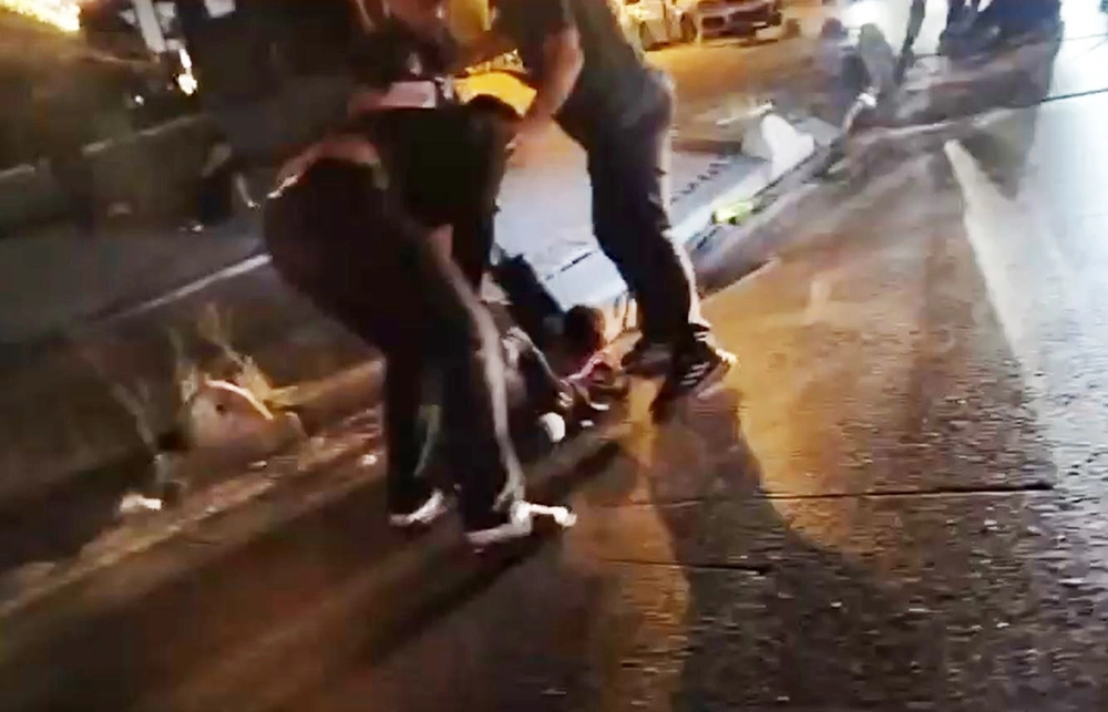 Esenyurt'ta İki Kişi Yol Ortasında Genci Dakikalarca Darp Etti