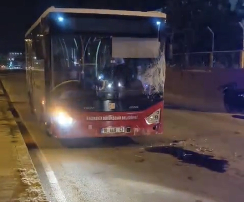 Bandırma'da ters yöndeki otobüs motosikletle çarpıştı, 17 yaşındaki sürücü yaralandı