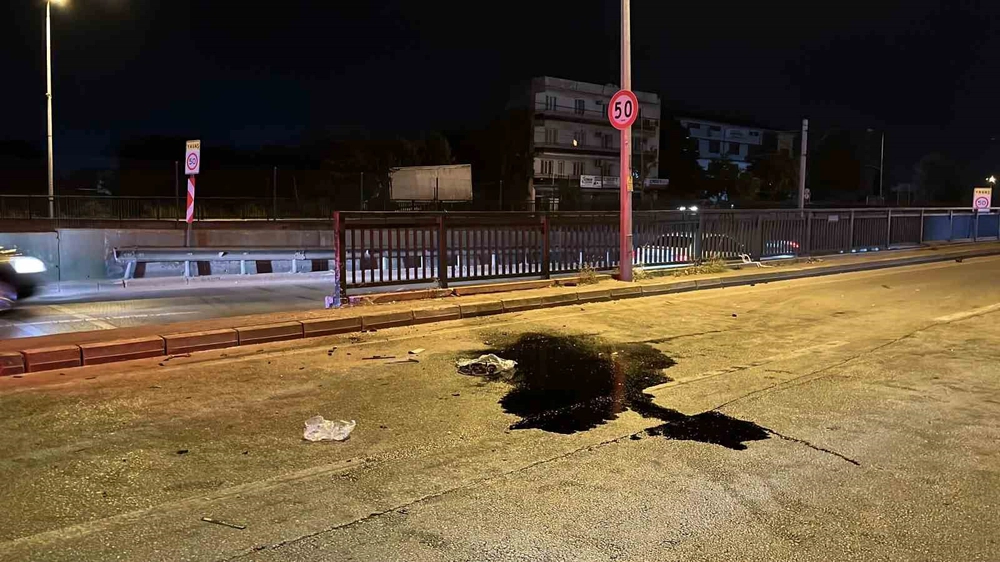 Bursa'da Makas Atan Otomobil Refüje Çarptı 17 Yaşındaki Sürücü Hayatını Kaybetti