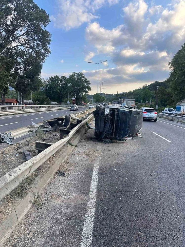 Bilecik'te Otomobil Bariyerlere Çarptı 3 Yaralı