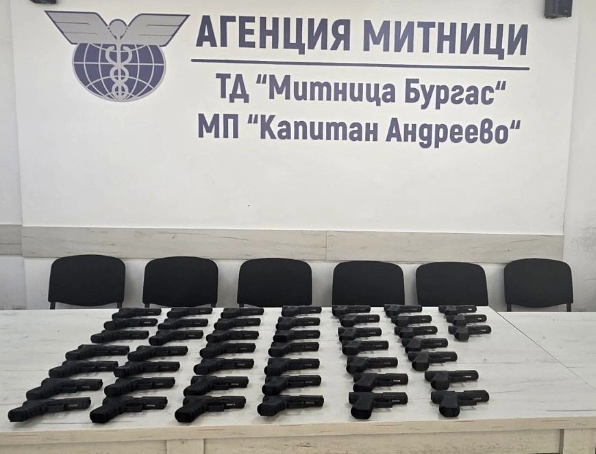 Sınır Kapısında İncir Yüklü Tırda 45 Silah Ele Geçirildi