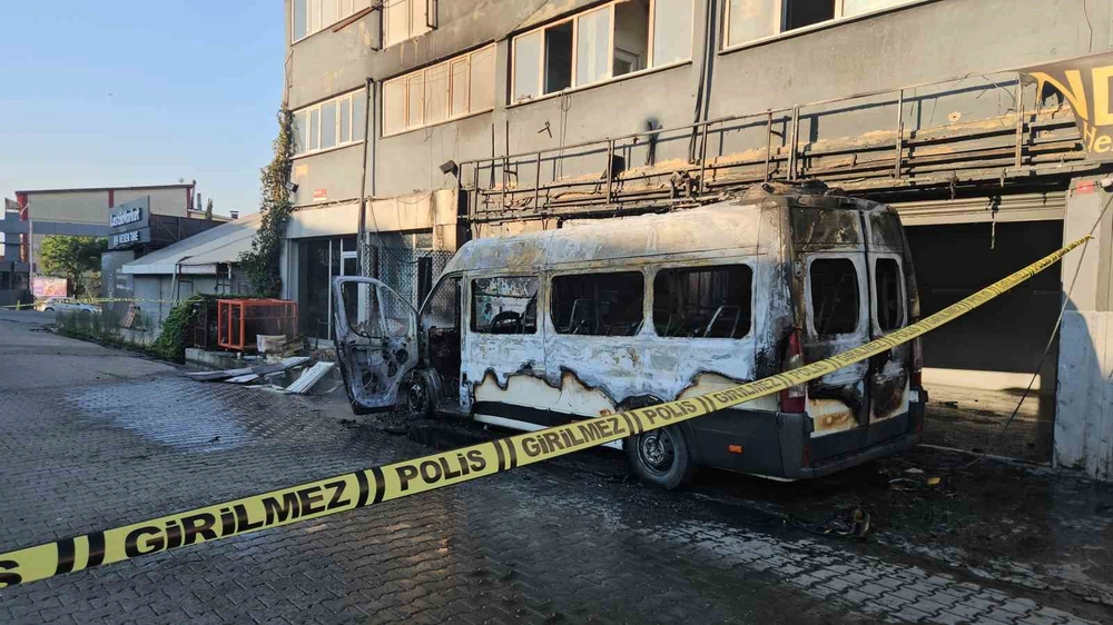 İkitelli Sanayi Sitesinde Minibüs Yangını Dükkana Sıçradı, Kundaklama İhtimali Araştırılıyor