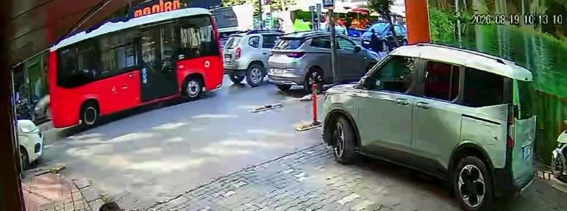 Bandırma'da yayaya yol veren otomobile minibüs çarptı
