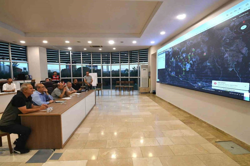 Sındırgı'daki orman yangınına müdahale aralıksız sürüyor
